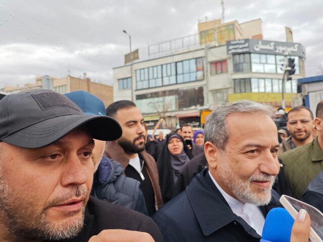 عراقچی در راهپیمایی ۲۲ بهمن: با تکیه بر مردم در عرصه دیپلماسی حاضر می‌شویم