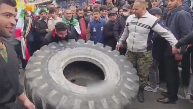 زورآزمایی قوی‌ترین مردان ایران در حاشیه راهپیمایی ۲۲ بهمن + تصویر