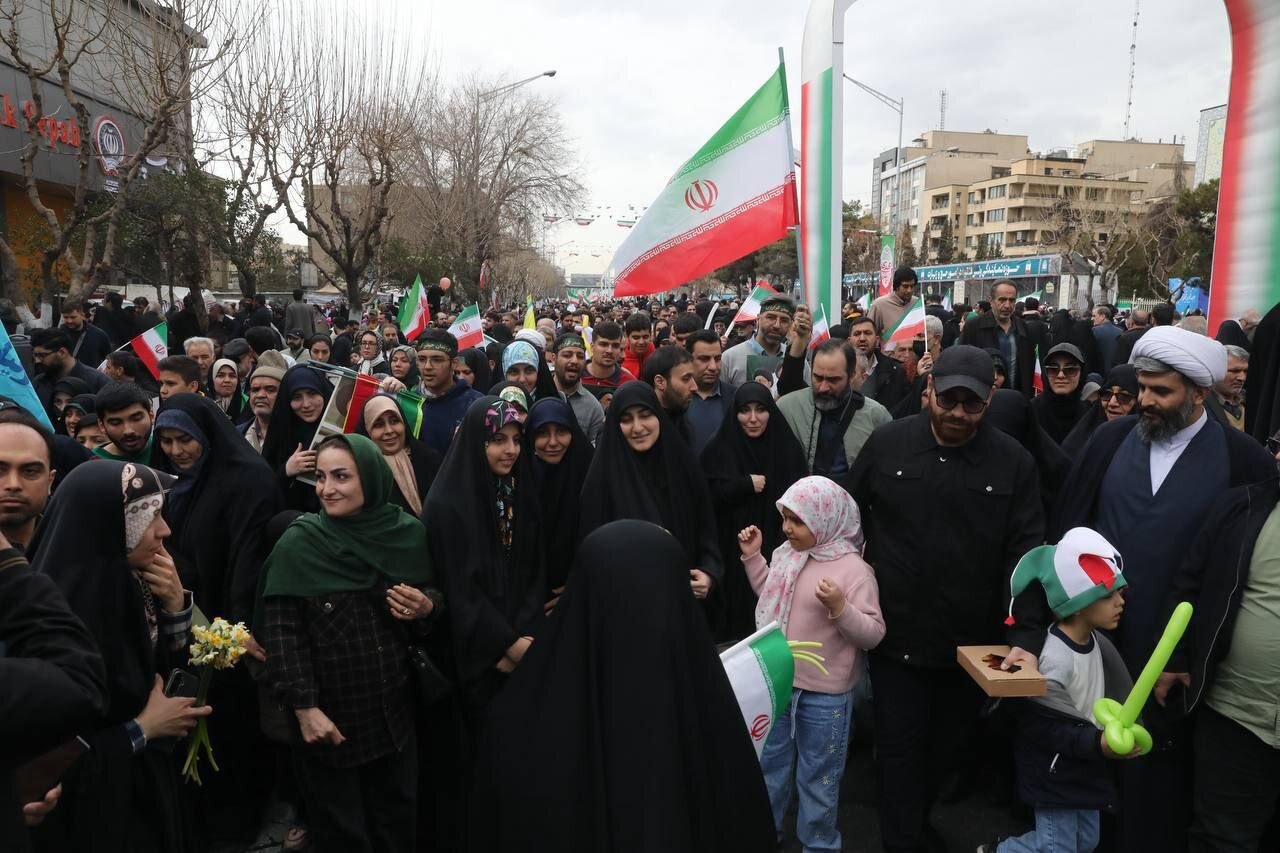 خانواده سردار سلیمانی در راهپیمایی ۲۲ بهمن/ واکنش جوانان به زینب سلیمانی و برادرش چه بود؟ + عکس