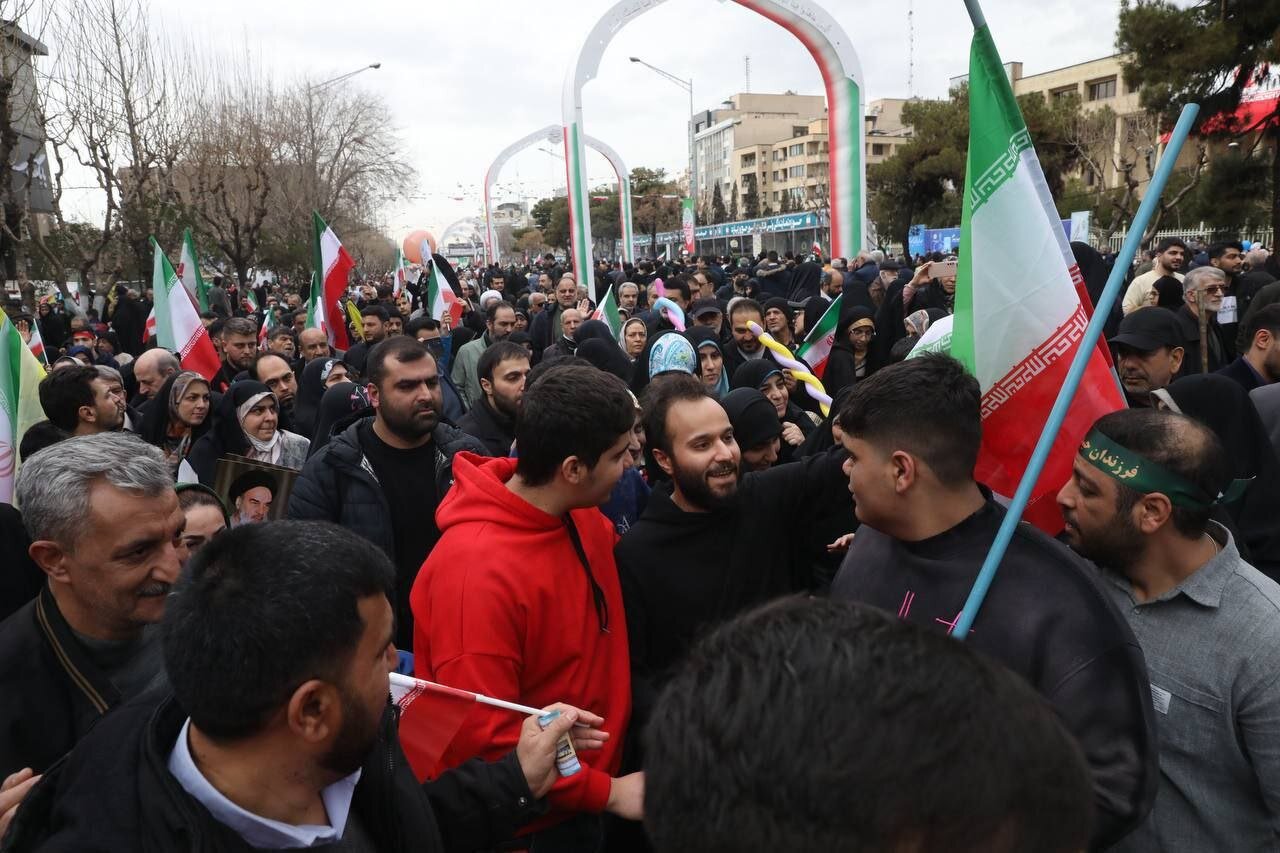 خانواده سردار سلیمانی در راهپیمایی ۲۲ بهمن/ واکنش جوانان به زینب سلیمانی و برادرش چه بود؟ + عکس