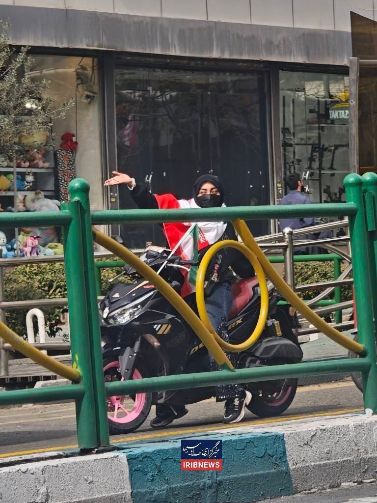 خانم محجبه موتورسوار در راهپیمایی پیروزی انقلاب اسلامی + عکس