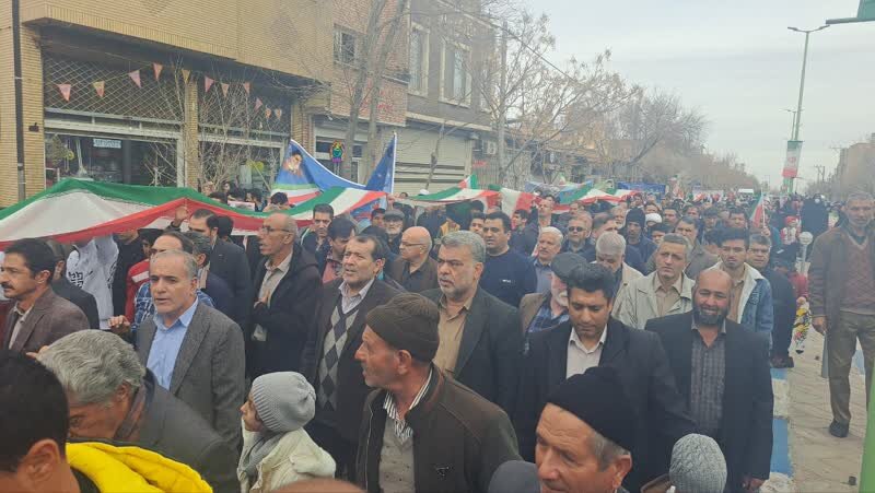 هارمونی زیبای حضور نسلها در ۲۲ بهمن تماشایی اردستان