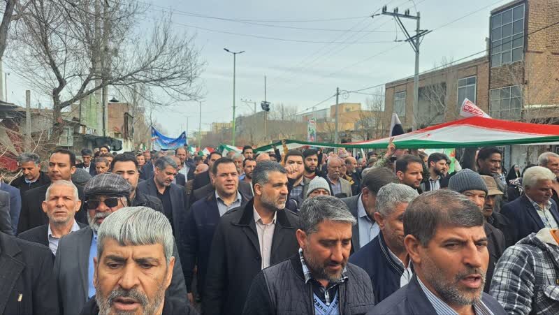 هارمونی زیبای حضور نسلها در ۲۲ بهمن تماشایی اردستان