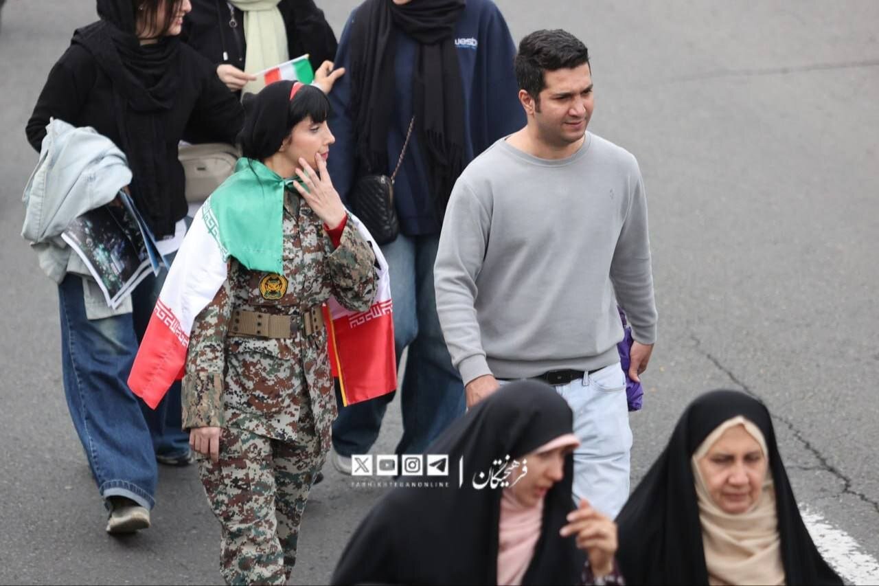 این خانم با لباس ارتشی در راهپیمایی 22 بهمن سوژه عکاسها شد + تصویر