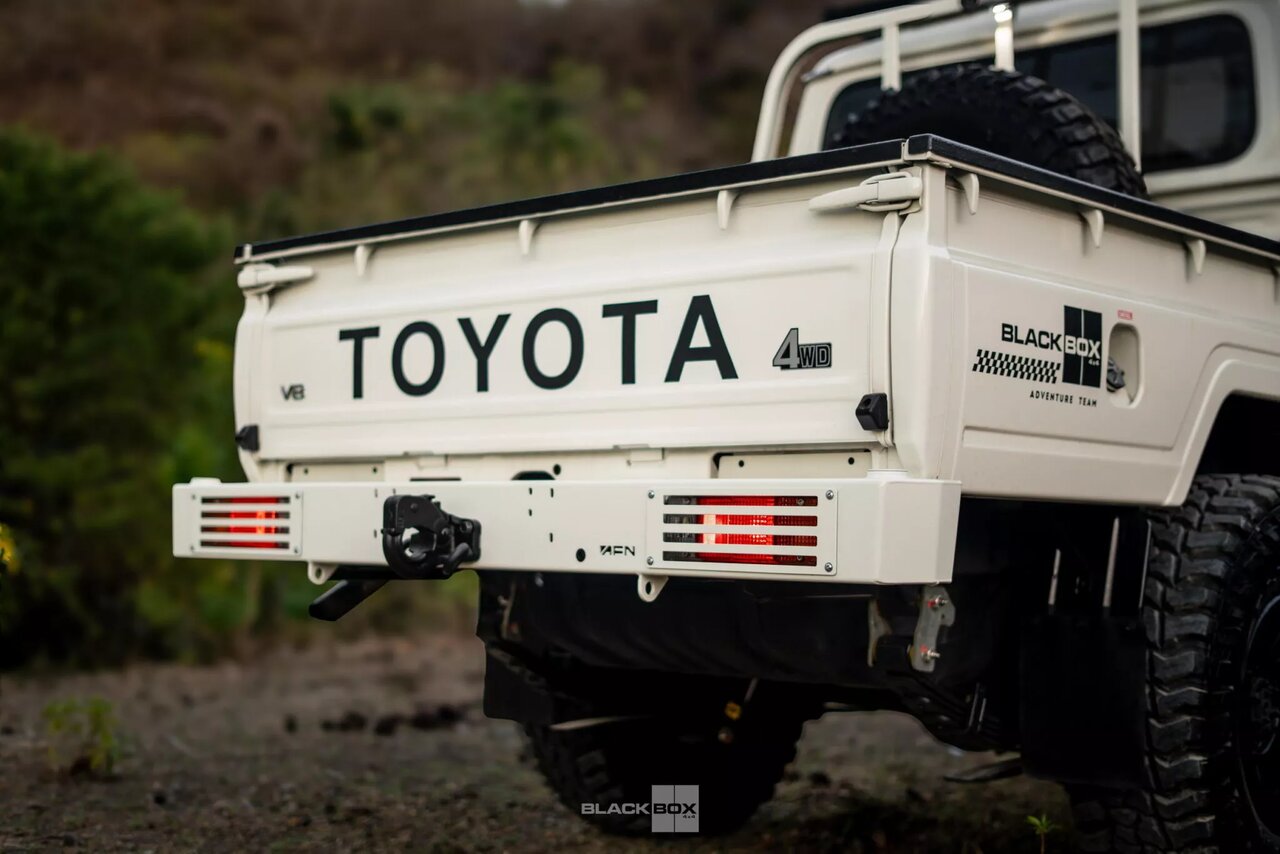 عکس | لندکروزر با چهره انگلیسی