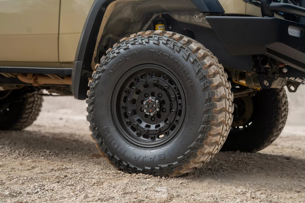 عکس | لندکروزر با چهره انگلیسی