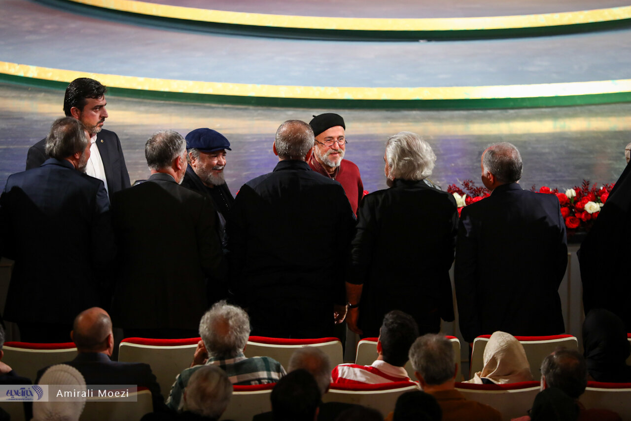 اهدای جوایز برندگان جشنواره فجر توسط پزشکیان