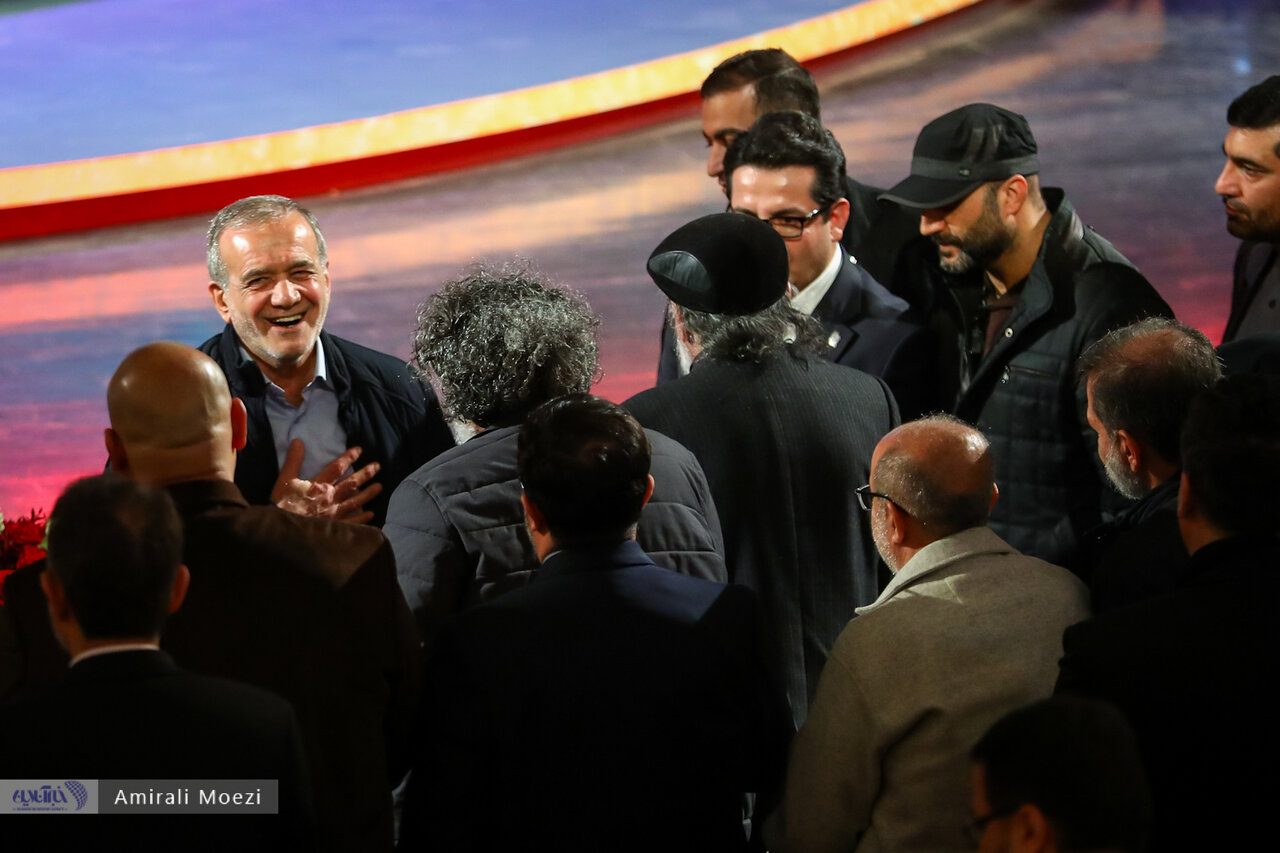 اهدای جوایز برندگان جشنواره فجر توسط پزشکیان