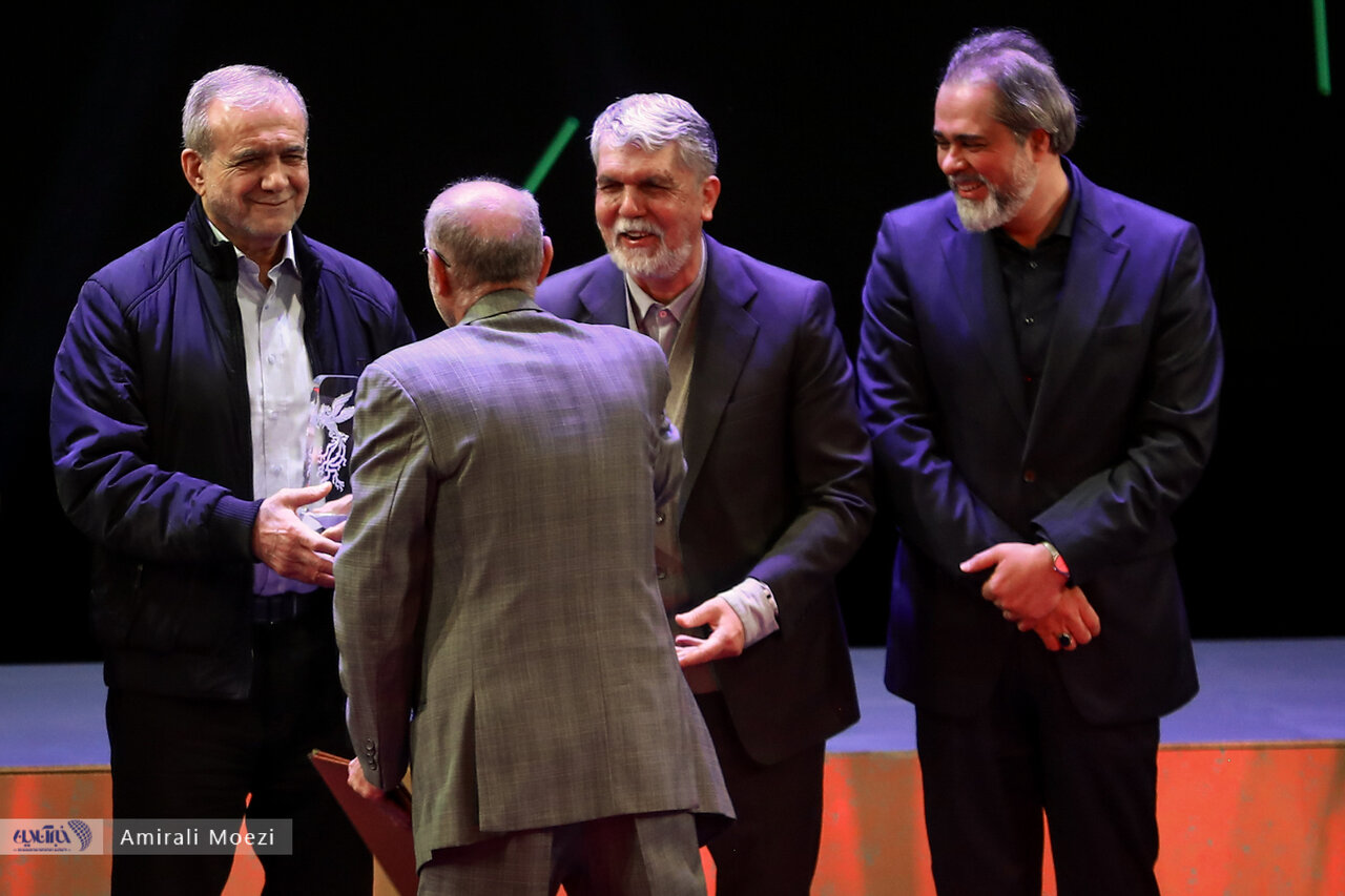 اهدای جوایز برندگان جشنواره فجر توسط پزشکیان