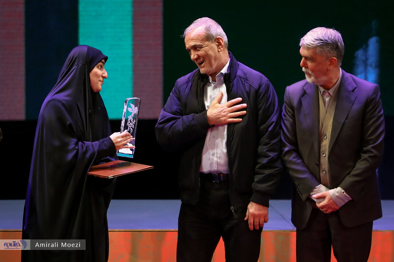 اهدای جوایز برندگان جشنواره فجر توسط پزشکیان
