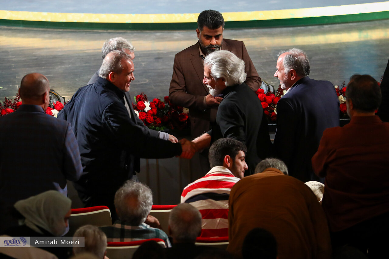 اهدای جوایز برندگان جشنواره فجر توسط پزشکیان