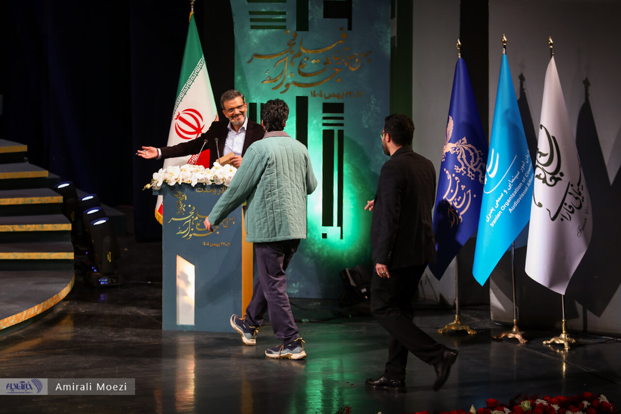 اهدای جوایز برندگان جشنواره فجر توسط پزشکیان