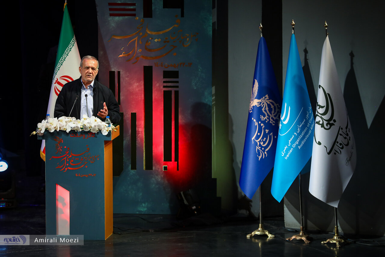 اهدای جوایز برندگان جشنواره فجر توسط پزشکیان