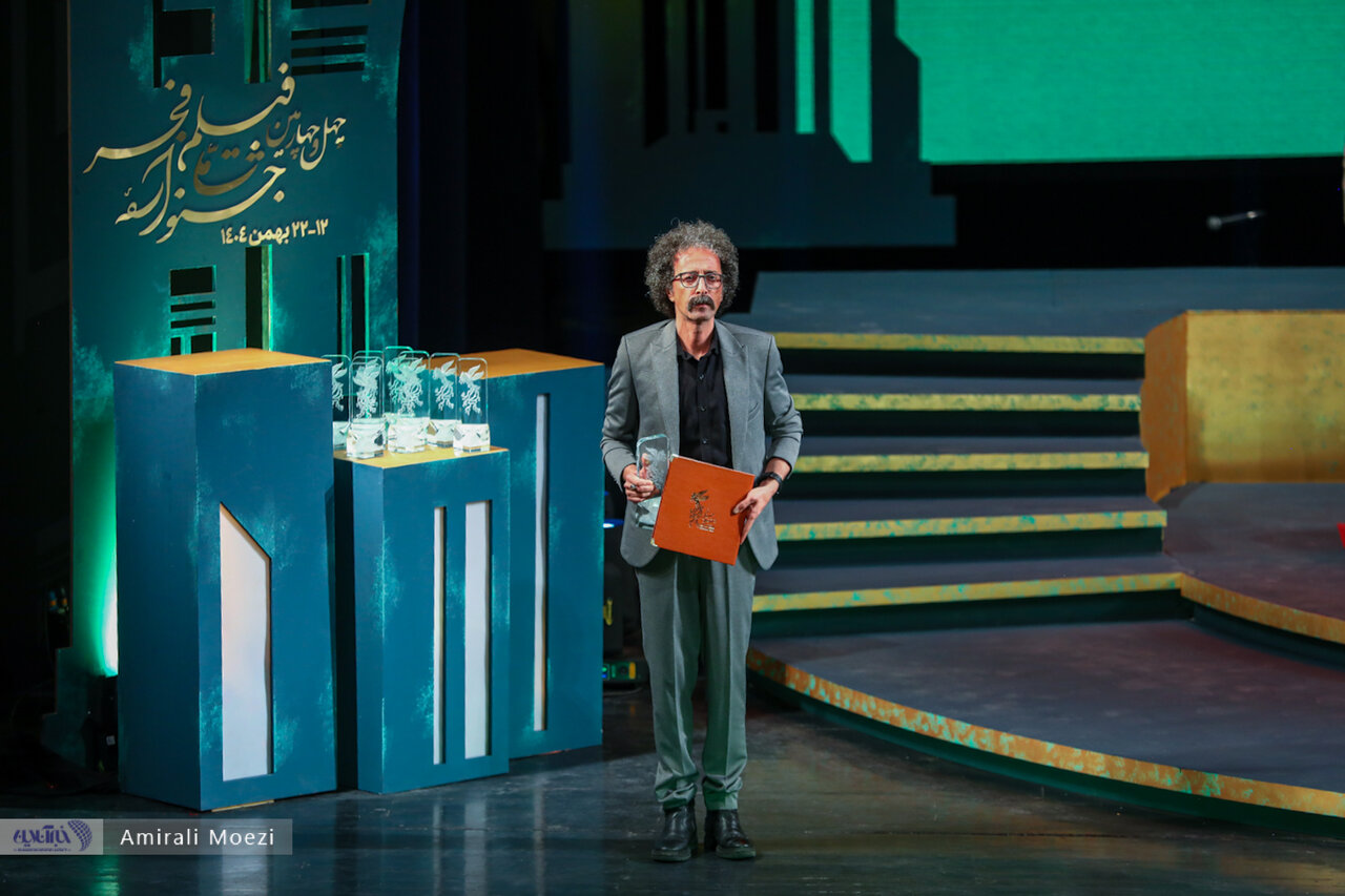 اهدای جوایز برندگان جشنواره فجر توسط پزشکیان