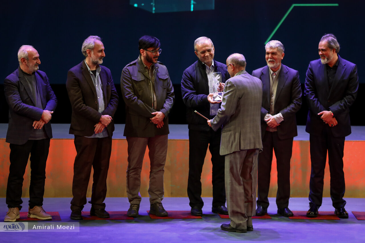 اهدای جوایز برندگان جشنواره فجر توسط پزشکیان