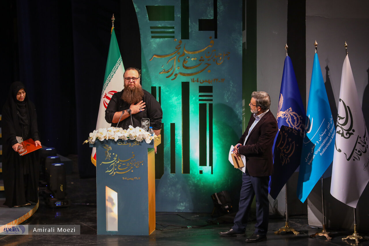 اهدای جوایز برندگان جشنواره فجر توسط پزشکیان