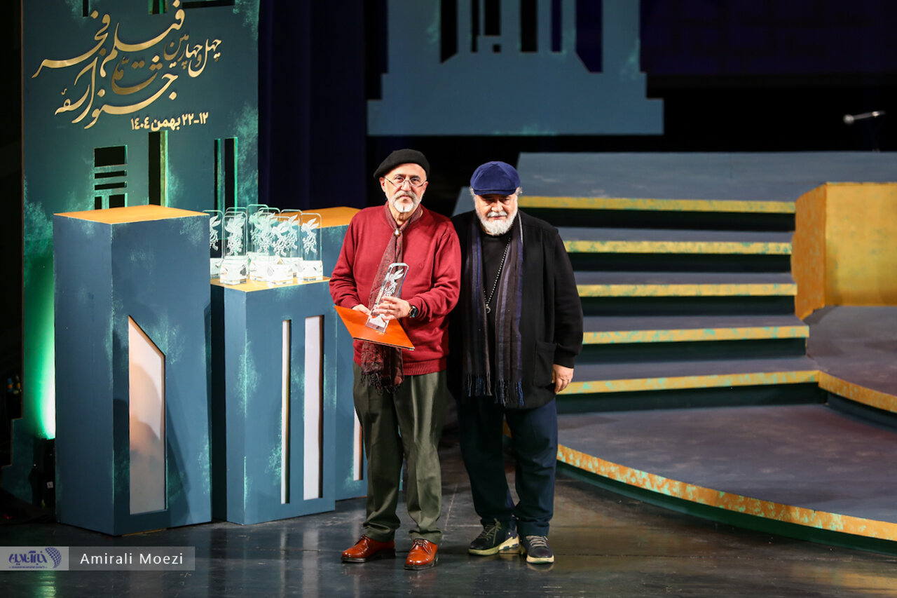 اهدای جوایز برندگان جشنواره فجر توسط پزشکیان