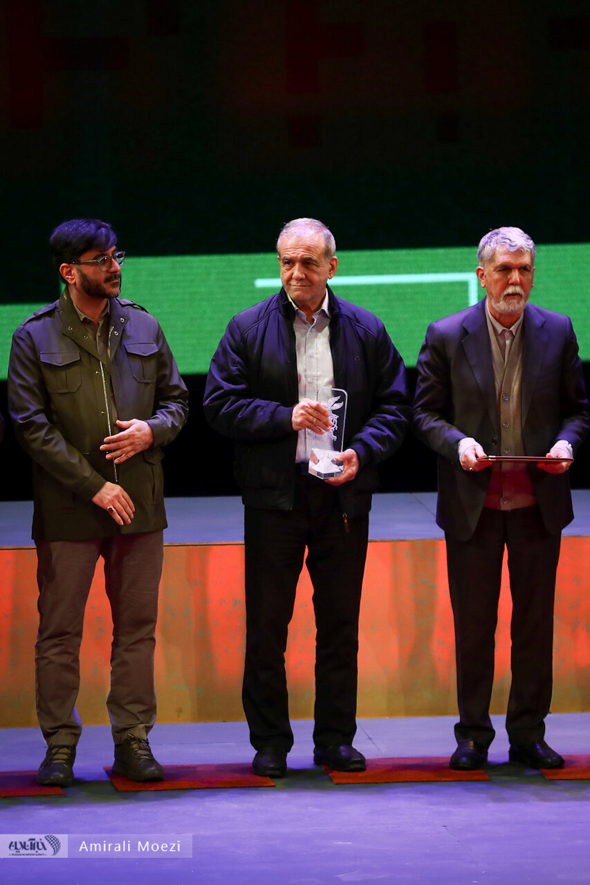 اهدای جوایز برندگان جشنواره فجر توسط پزشکیان