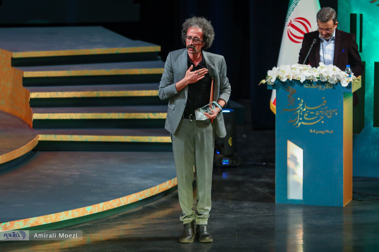 اهدای جوایز برندگان جشنواره فجر توسط پزشکیان