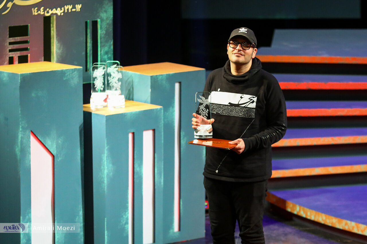 اهدای جوایز برندگان جشنواره فجر توسط پزشکیان