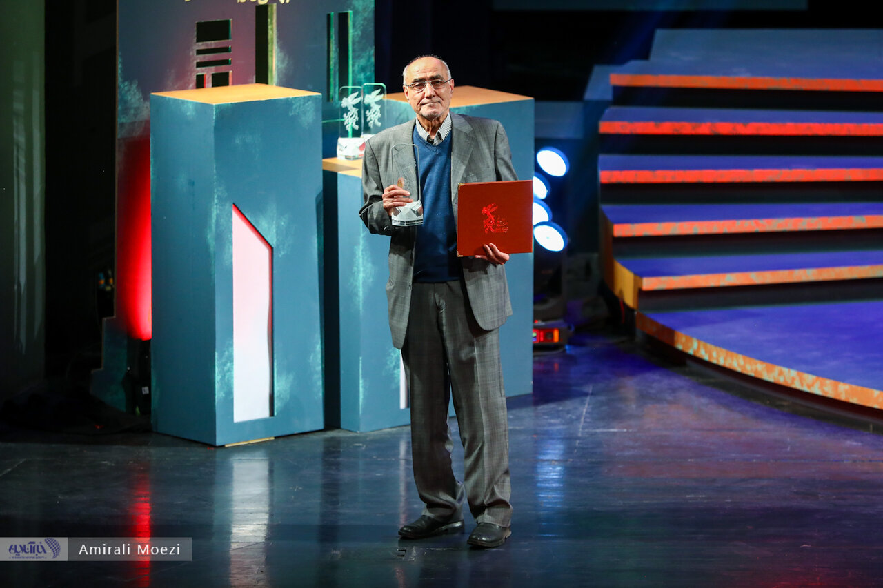اهدای جوایز برندگان جشنواره فجر توسط پزشکیان