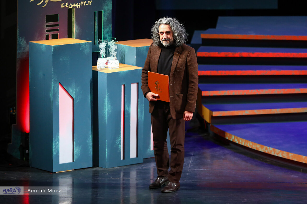 اهدای جوایز برندگان جشنواره فجر توسط پزشکیان