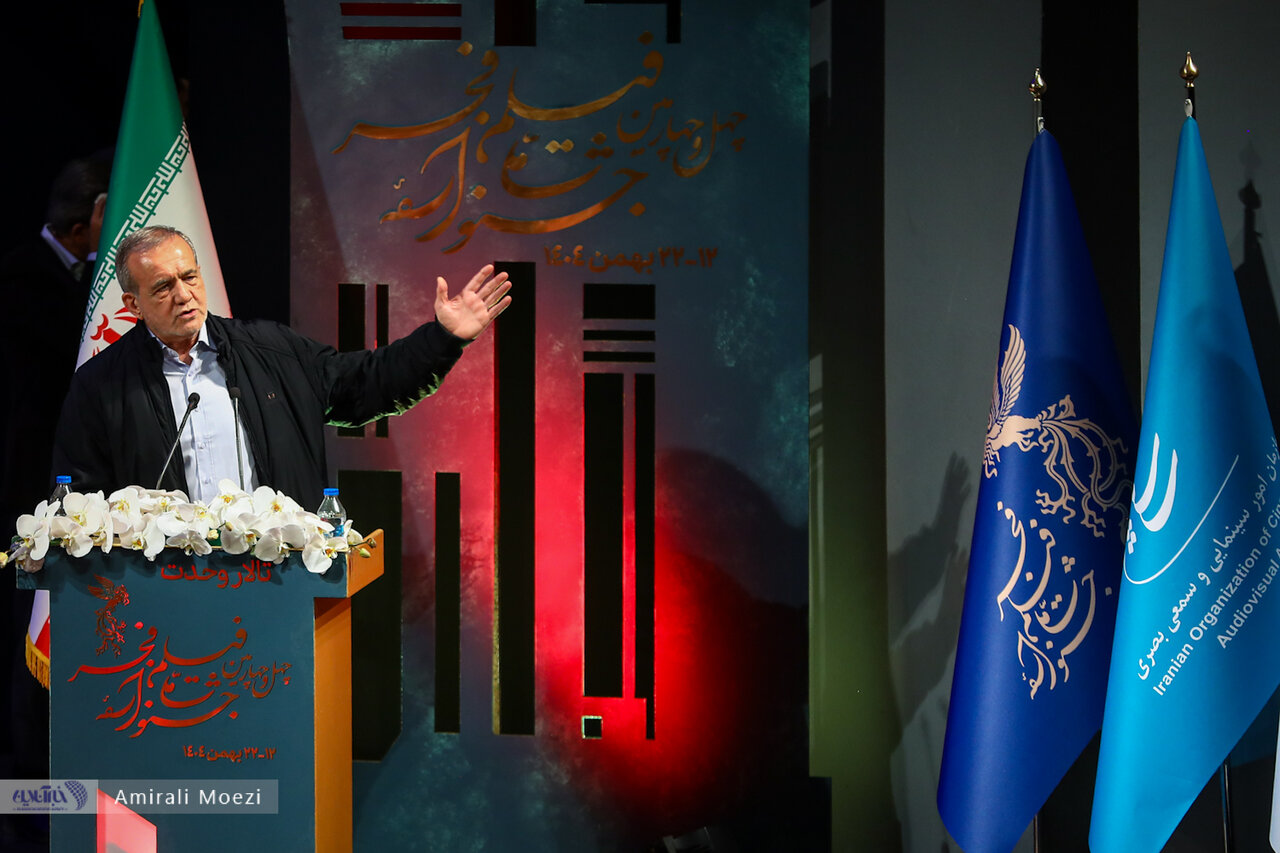 اهدای جوایز برندگان جشنواره فجر توسط پزشکیان