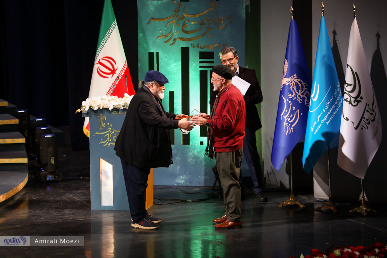 اهدای جوایز برندگان جشنواره فجر توسط پزشکیان