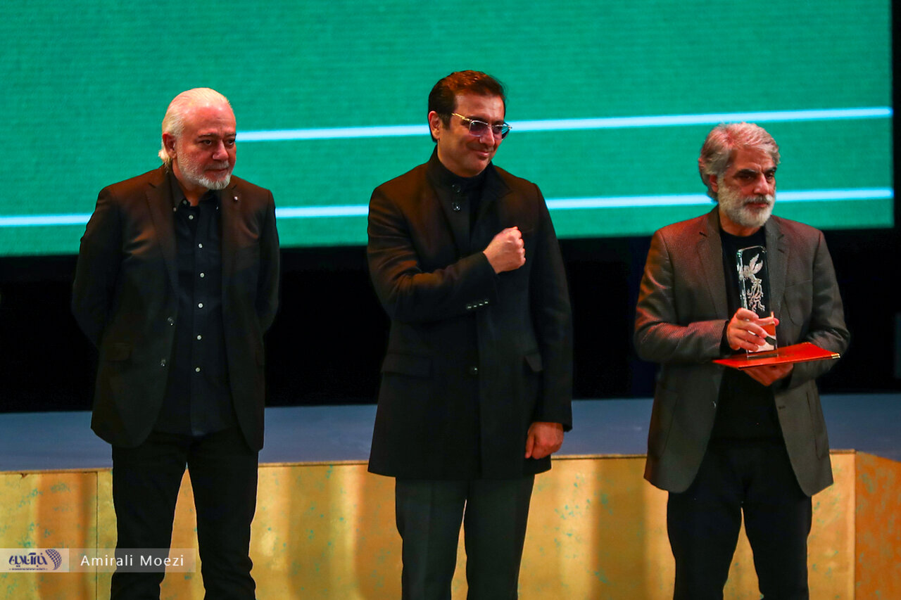 اهدای جوایز برندگان جشنواره فجر توسط پزشکیان