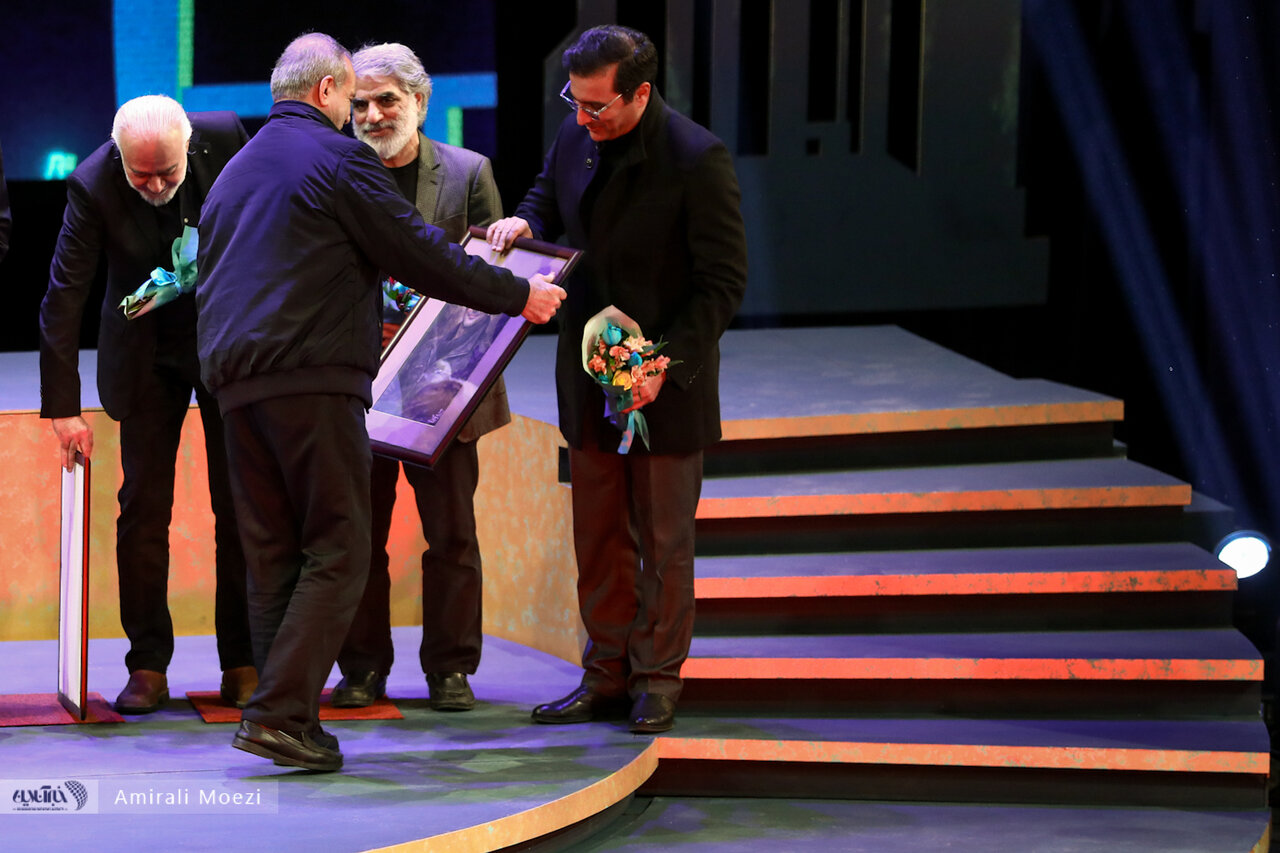 اهدای جوایز برندگان جشنواره فجر توسط پزشکیان