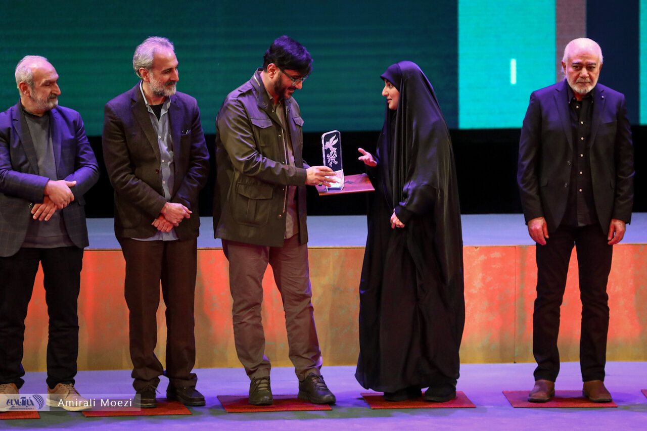 اهدای جوایز برندگان جشنواره فجر توسط پزشکیان