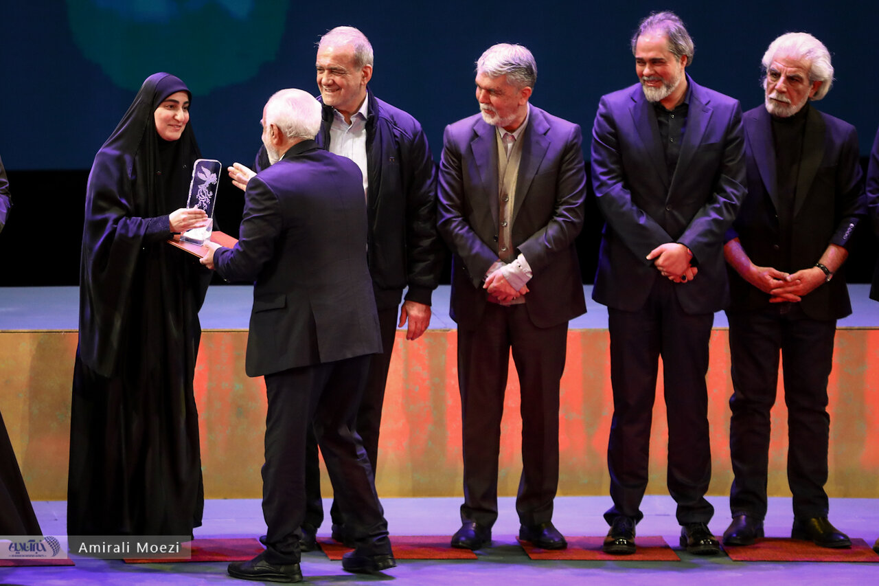 اهدای جوایز برندگان جشنواره فجر توسط پزشکیان