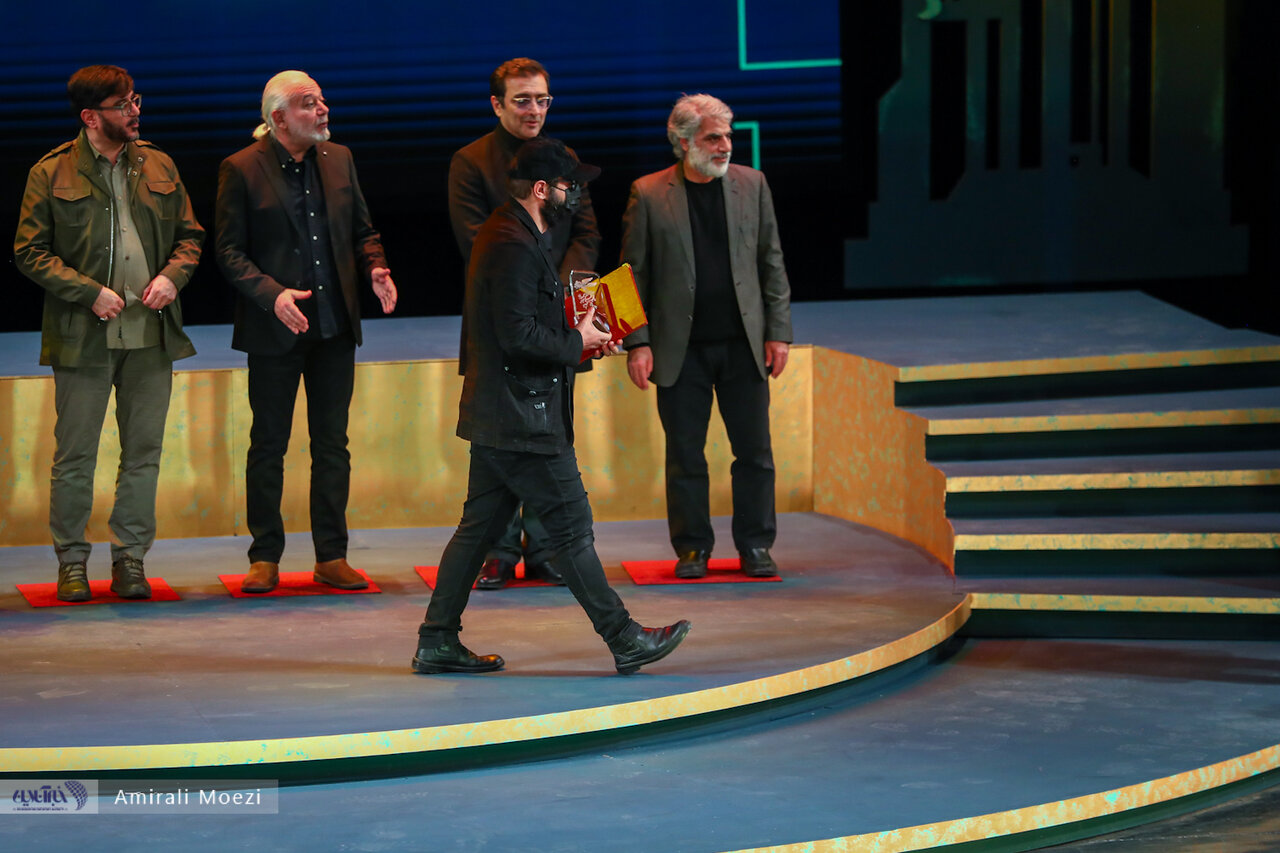 اهدای جوایز برندگان جشنواره فجر توسط پزشکیان