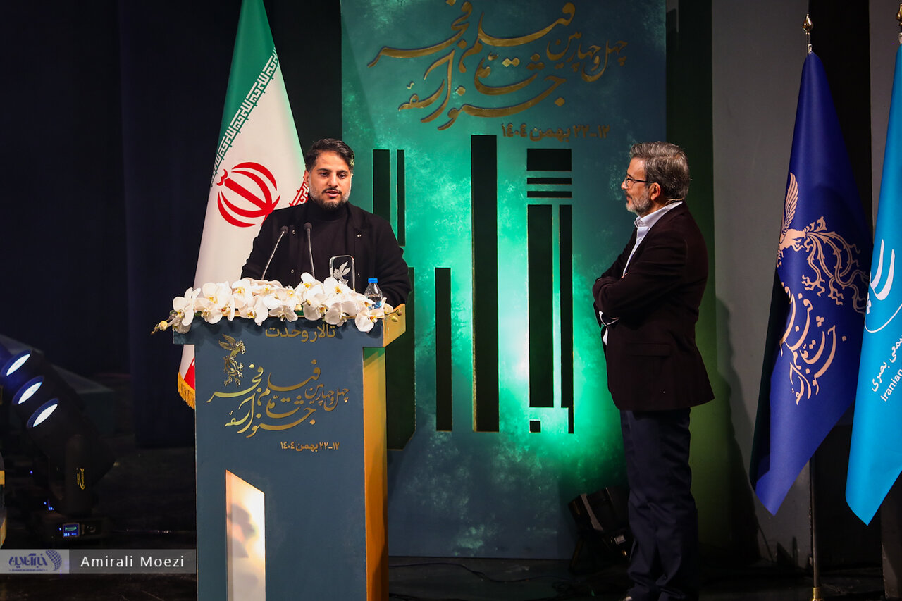 اهدای جوایز برندگان جشنواره فجر توسط پزشکیان