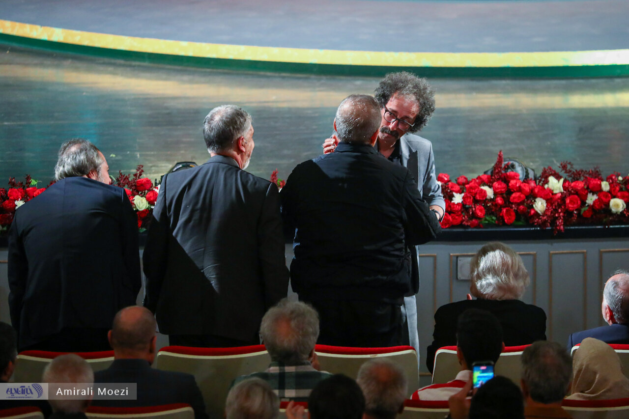 اهدای جوایز برندگان جشنواره فجر توسط پزشکیان