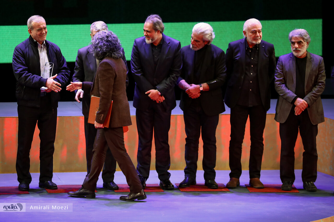 اهدای جوایز برندگان جشنواره فجر توسط پزشکیان