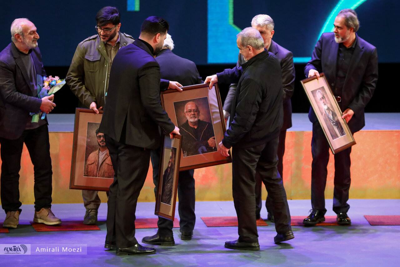 اهدای جوایز برندگان جشنواره فجر توسط پزشکیان