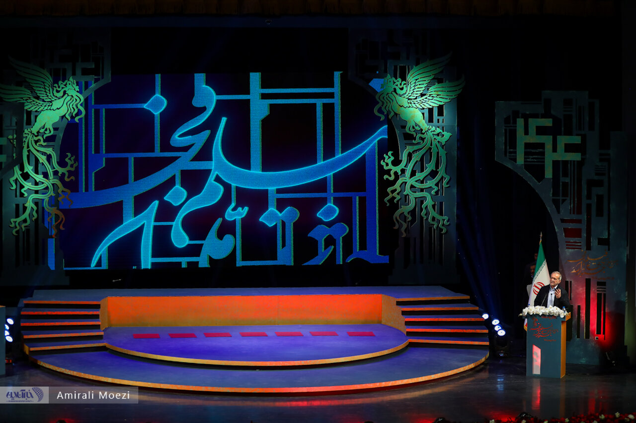 اهدای جوایز برندگان جشنواره فجر توسط پزشکیان