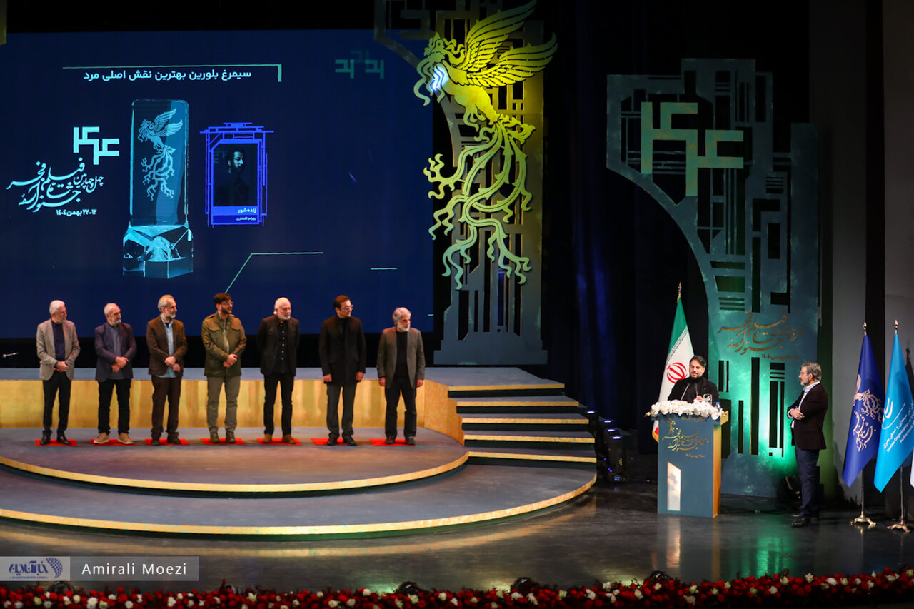 اهدای جوایز برندگان جشنواره فجر توسط پزشکیان
