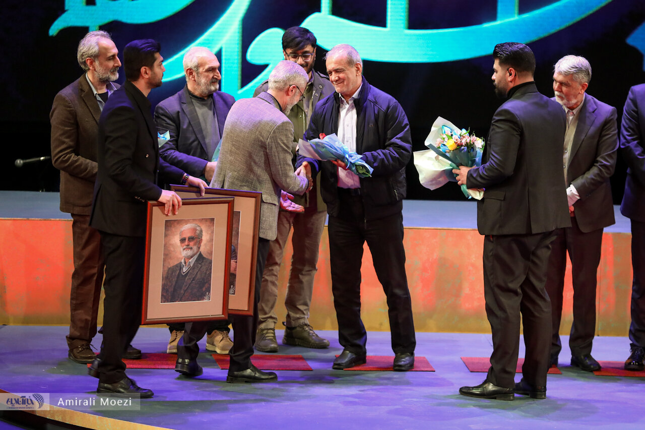 اهدای جوایز برندگان جشنواره فجر توسط پزشکیان