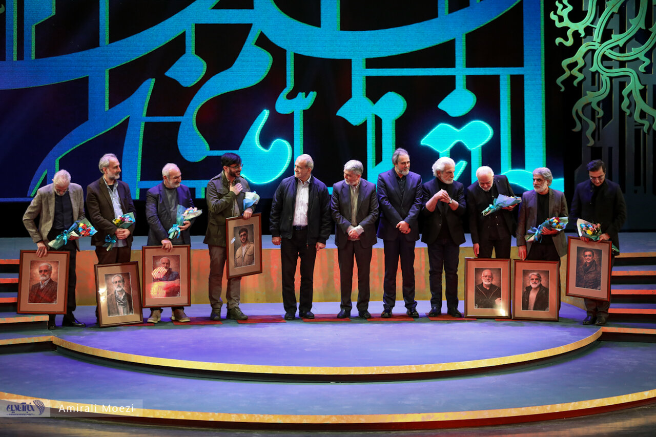 اهدای جوایز برندگان جشنواره فجر توسط پزشکیان