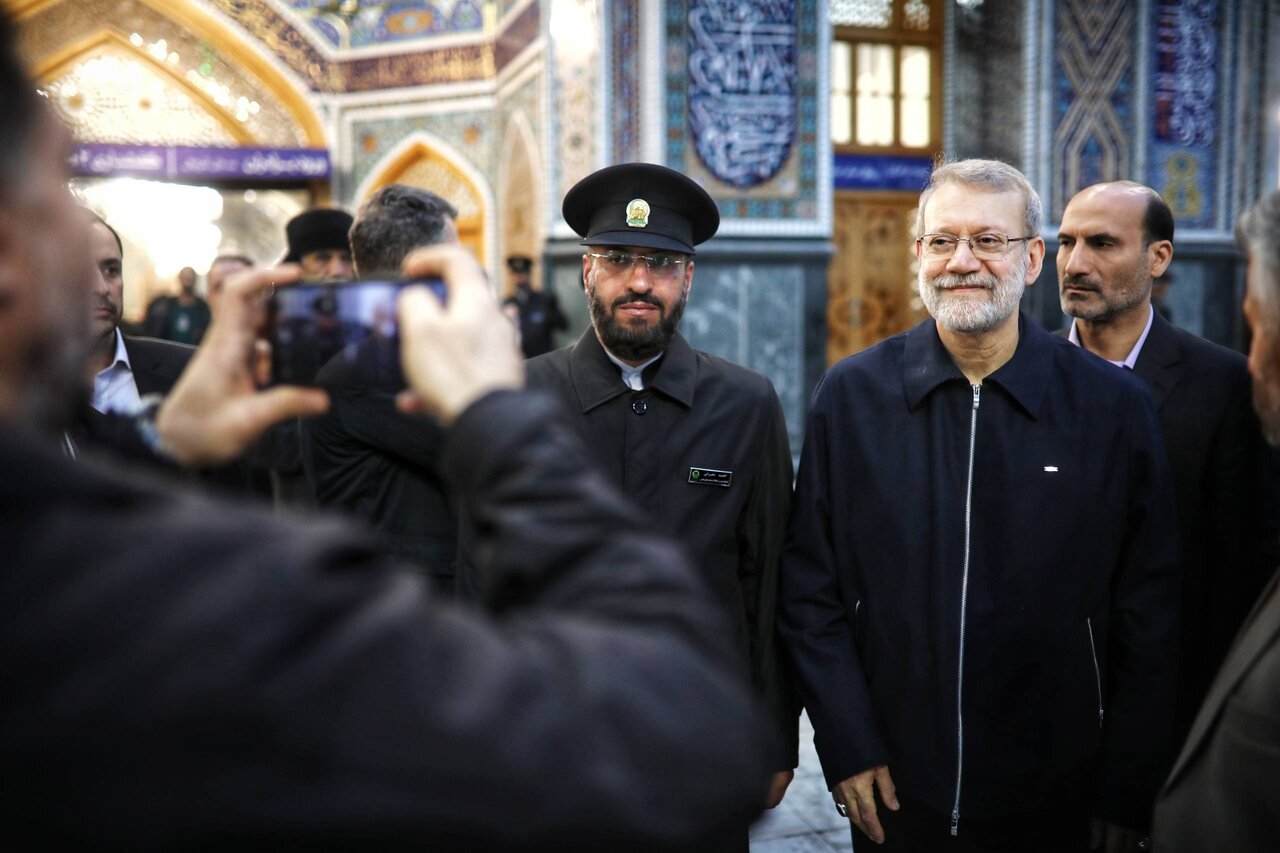 عکسی خاص از لاریجانی در حرم امام رضا(ع)/ سلفی زائران با دبیر شورای عالی امنیت ملی