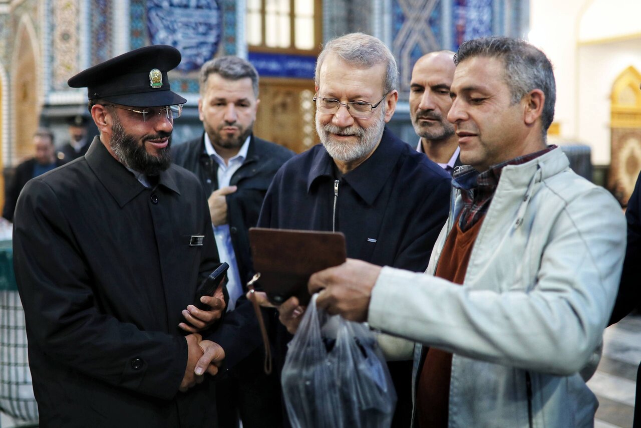 تصویری منحصر به فرد از لاریجانی در حرم امام رضا (ع)/ زائران در کنار دبیر شورای عالی امنیت ملی سلفی گرفتند. تصویری منحصر به فرد از لاریجانی در حرم امام رضا (ع)/ زائران در کنار دبیر شورای عالی امنیت ملی سلفی گرفتند.