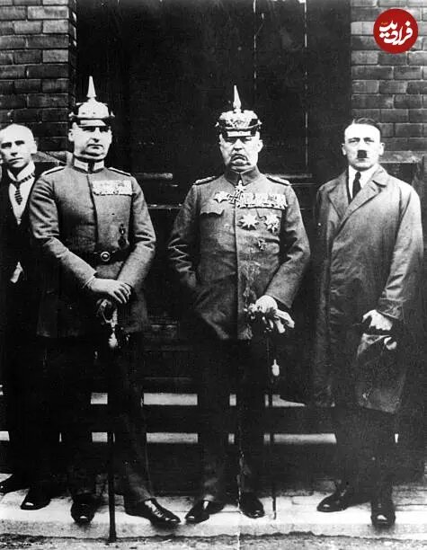 هیتلر به همراه افسران آلمانی در مونیخ