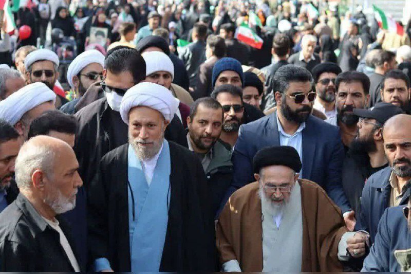 حضور یک چهره منتقد در کنار نماینده رهبری در راهپیمایی ۲۲ بهمن + عکس