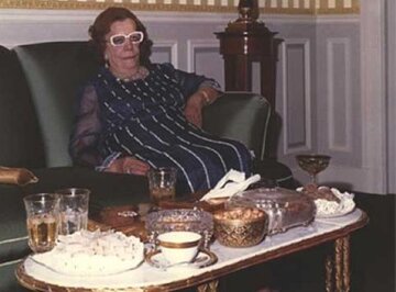 خانه مادر شاه به تصرف مردم درآمد؛ ۲۴ بهمن ۵۷