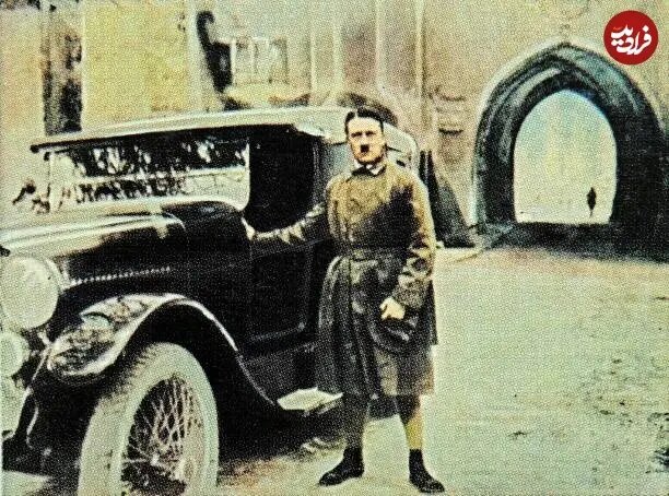 عکس/ «هیتلر» در کنار ماشین در مونیخ؛ سال ۱۳۰۱