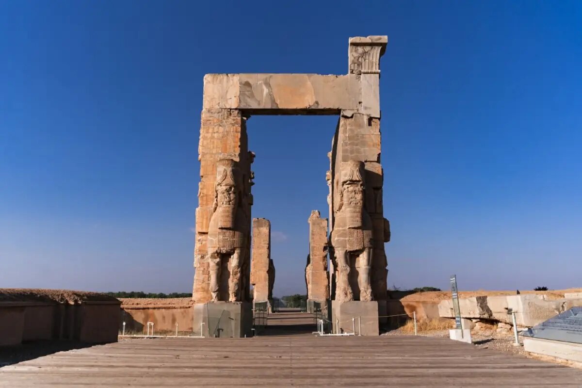 «نادیا و پویا»؛ اسامی ماندگار بر دیوارهی تختجمشید یا زخمی تازه بر پیکر حافظه تاریخی ایران؟/ یادگارینویسی روی آثار تاریخی جرم است؟