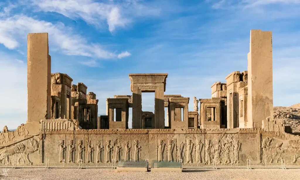 «نادیا و پویا»؛ اسامی ماندگار بر دیوارهی تختجمشید یا زخمی تازه بر پیکر حافظه تاریخی ایران؟/ یادگارینویسی روی آثار تاریخی جرم است؟