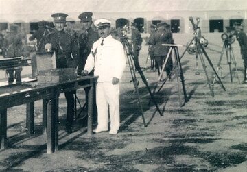 به فرمان او، پرچم انگلستان از بندر باسعیدو در قشم پایین آمد و پرچم ایران برافراشته شد